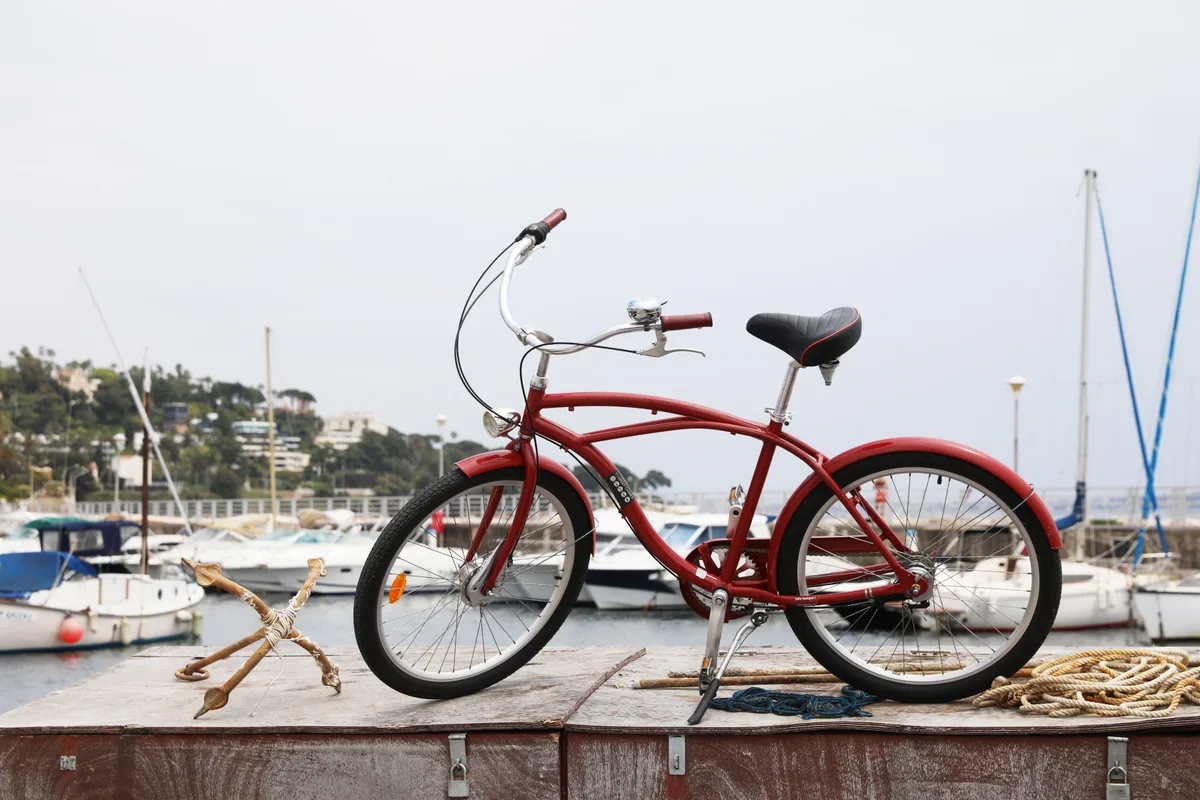 Cruiser rouge location Cannes bord de mer