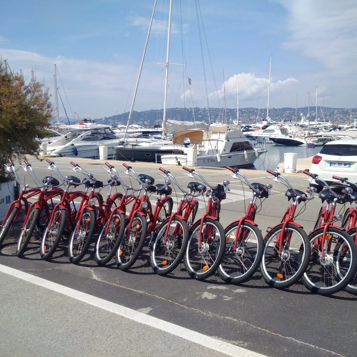 Vélo cruiser devant boutique YouRent Cannes 22 Quai Saint Pierre