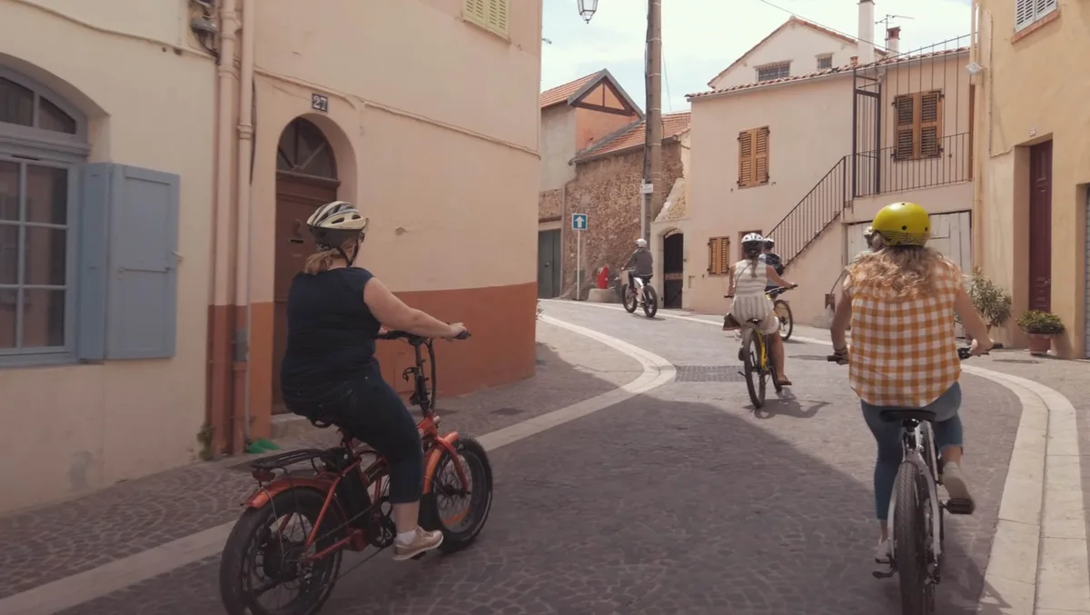 Groupe eBike dans les rues du Suquet Cannes