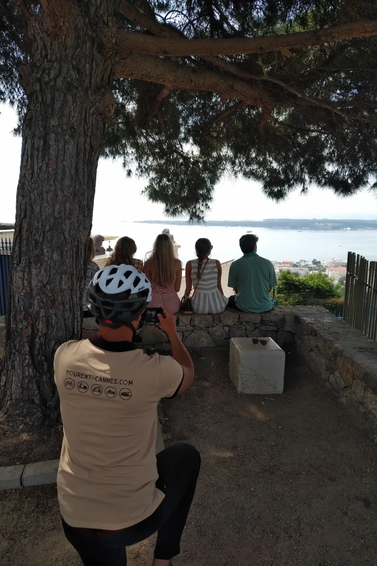 Guide YouRent Cannes avec groupe vue panoramique Îles de Lérins