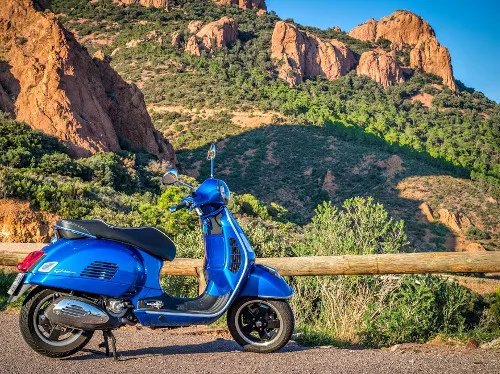 Vespa GTS 300 location Cannes couple Riviera